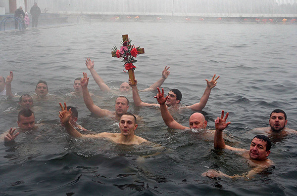 Сербские участники Крещенского заплыва за Честным Крестом подняли руки в сербском приветственном жесте - троеперстии. Фото из открытых источников Интернета