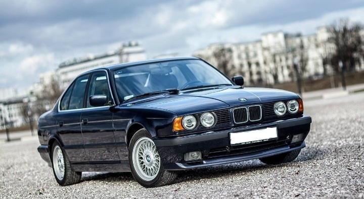 Дизайн Е34 полностью отражает дух BMW: двойные круглые фары, широкая решётка радиатора, и капот с обратным