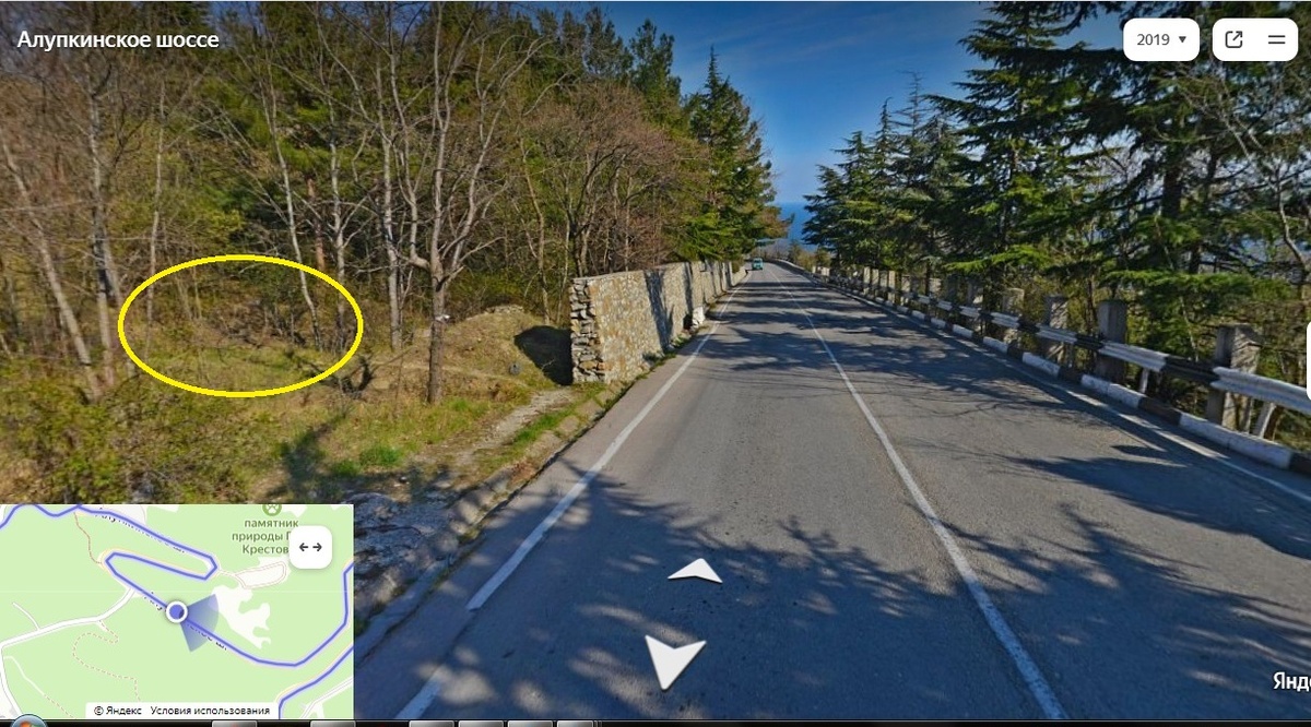 Отмечено примерное место, куда скатился автобус. В 80 х не было ни стенок. ни столбиков с железяками. Скан 2019 года.