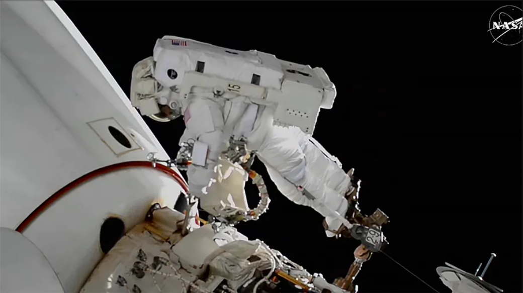 Астронавт Сунита Уильямс заменяет плоский отражатель, навигационное устройство для возле пилотируемого космического корабля SpaceX Dragon, пристыкованного к обращённому в космос порту модуля Harmony во время её восьмого выхода в открытый космос.    
 Источник: NASA+  📷
