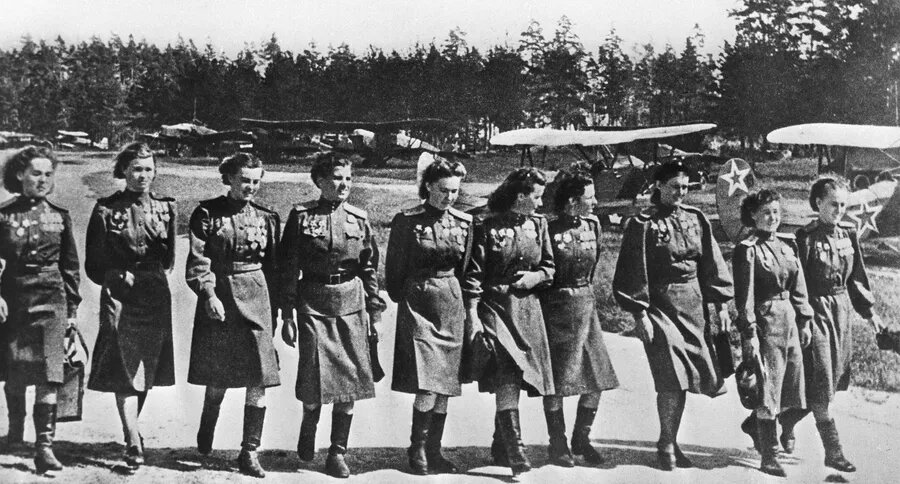 Летчицы 46-го гвардейского ночного бомбардировочного авиаполка
Летчицы 46-го гвардейского ночного бомбардировочного авиаполка