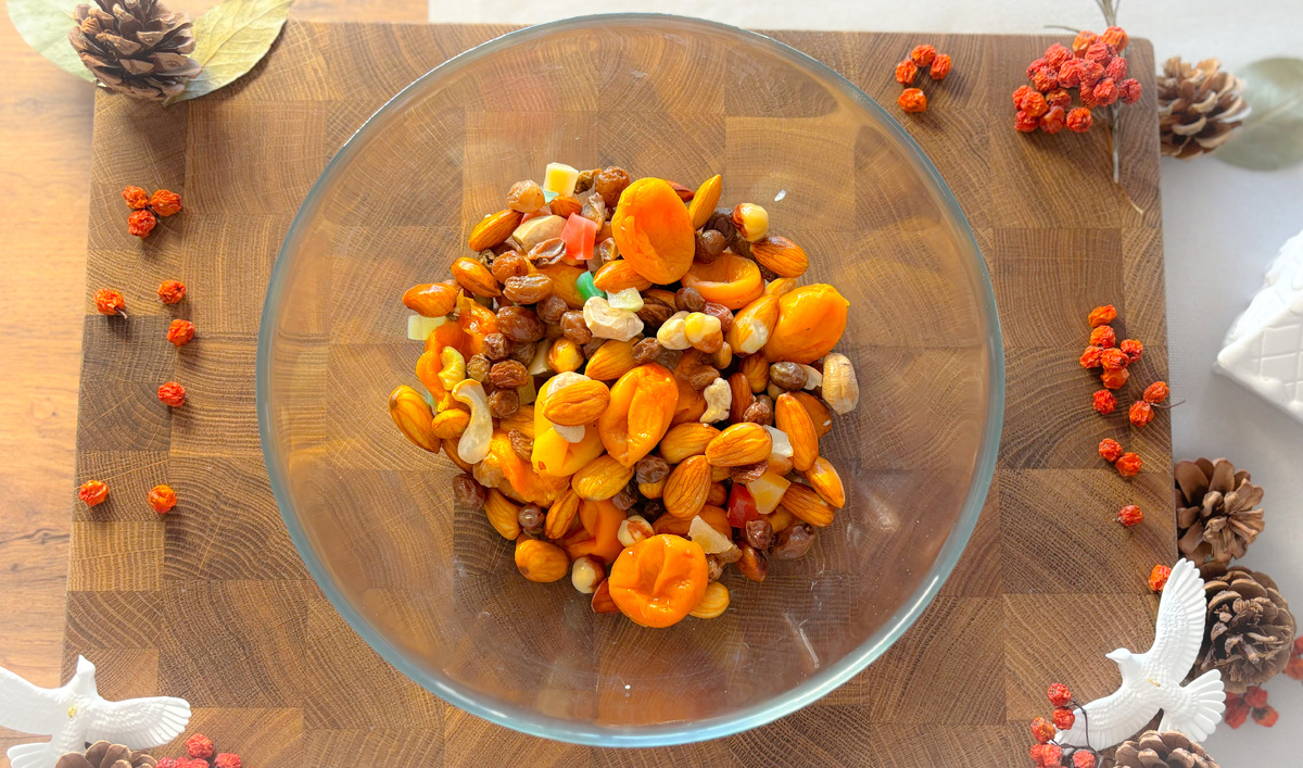 Добавляйте орехи и сухофрукты по вкусу