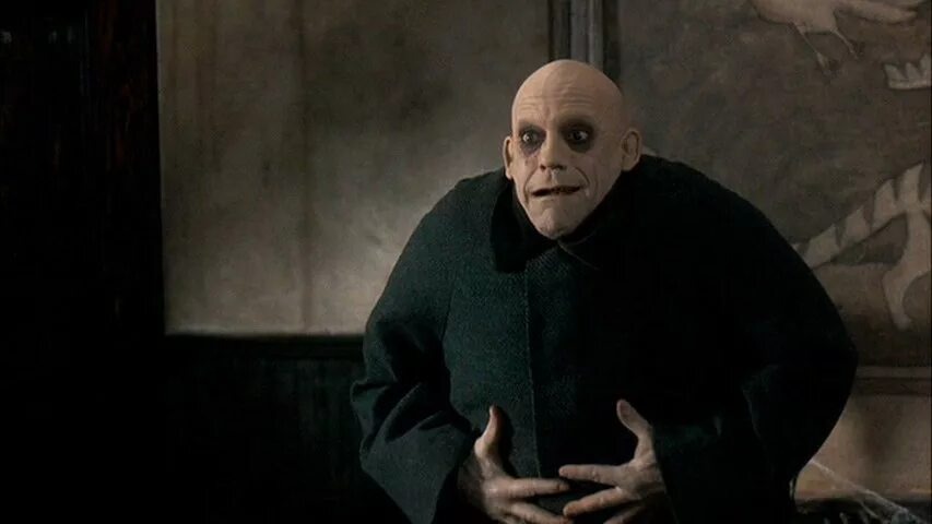 Фестер из «Семейки Аддамс» — старший брат Гомеса. Полный лысый мужчина с бледной кожей и запавшими глазами. Носит подобие монашеской рясы, обожает игры с динамитом и всевозможные садистские развлечения, однако пробует всё это на себе. Фото: avatars.mds.yandex.net