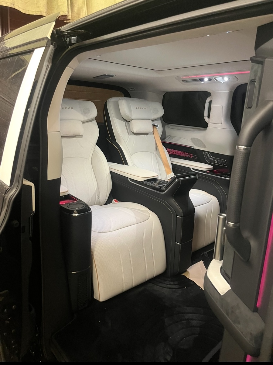 Попалась самая богатая комплектация с двумя капитанскими креслами и большим монитором внутри с перегородкой.