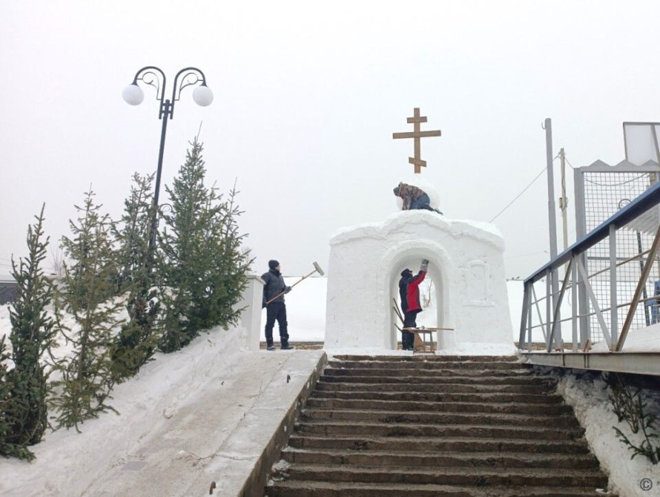    В Барнауле завершается обустройство Крещенского городка на реке Обь . Источник: barnaul.org