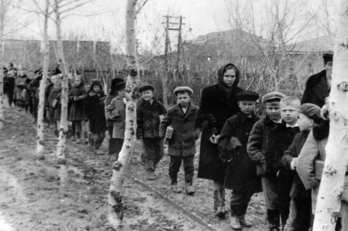    Александр Мильке с одноклассниками несут по кирпичику для памятника. Фото 1966 года.