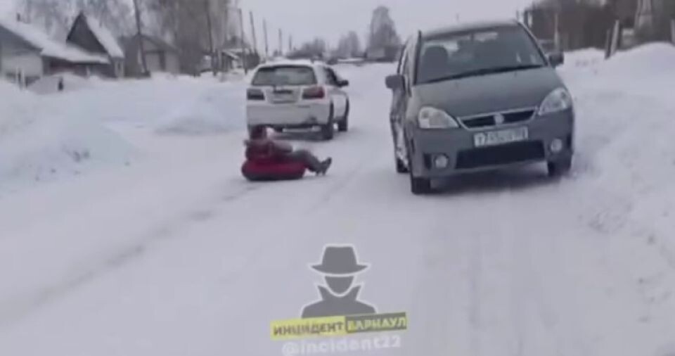    Катание на тюбинге, прицепленном к авто. Источник: скриншот видео, t.me/incident22