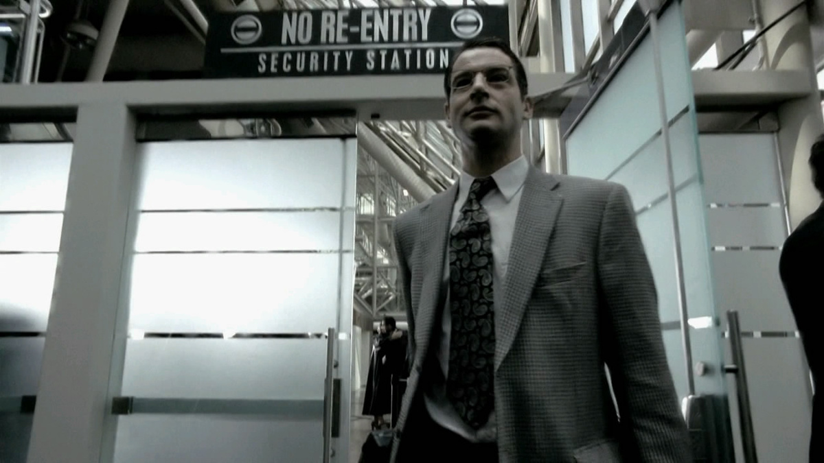 Пролистните изображение, чтобы увидеть следующий кадр из фильма «Кодер» (2002)