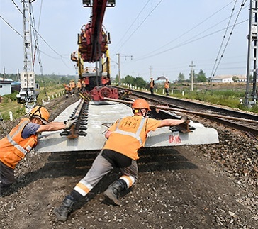    Евгений Епанчинцев/ИД «Гудок». Работники Забайкальской дирекции по ремонту пути ежегодно, не снижая темпов, обновляют магистраль