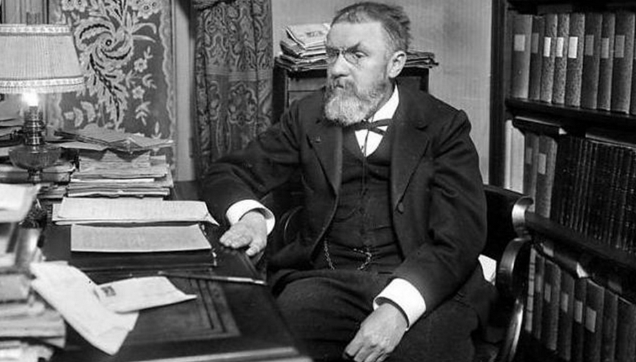 Источник: https://www.gazeta.ru | Анри Пуанкаре считается одним из самых выдающихся учёных в истории. Его научные интересы лежали в области физики, математики, астрономии, философии. В детстве уже в раннем возрасте Анри удивлял взрослых своими познаниями, а в возрасте 8 лет его зачислили в лицей, причём сразу в 9 класс. Именно Пуанкаре сформулировал одну из семи задач тысячелетия, над решением которых бились и до сих пор бьются величайшие умы планеты (листайте галерею изображений)