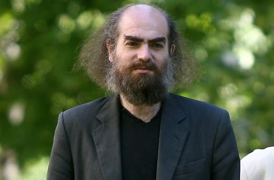 Источник: woman.ru | Правда, среди этих 7 сложнейших задач тысячелетия именно гипотезу того самого Пуанкаре уже разгадали в 2002 году, то есть спустя 98 лет после её создания. Доказал теорию российский учёный – знаменитый на весь мир Григорий Перельман (на фото). А знаменит он своим аскетичным образом жизни и тем, что отказался в своё время от премии в 1 млн долларов за доказательство той самой гипотезы Пуанкаре… Перельман отказывается до сих пор и от других наград