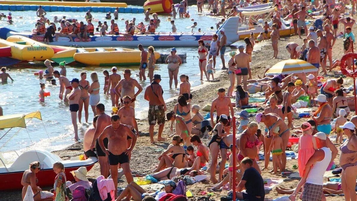 Разлив мазута в Черном море может спровоцировать дефицит мест на отечественных пляжах. Фото: dzen.ru