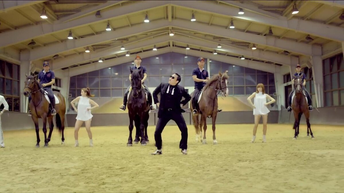    А мы думали, хуже этого уже ничего не будет... Кадр из клипа певца PSY на песню Gangnam Style. Скриншот: группа officialpsy в социальной сети "ВКонтакте"