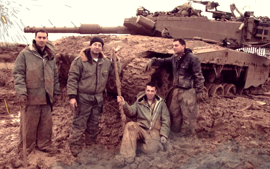 Израильские танкисты и застрявший в грязи израильский танк.