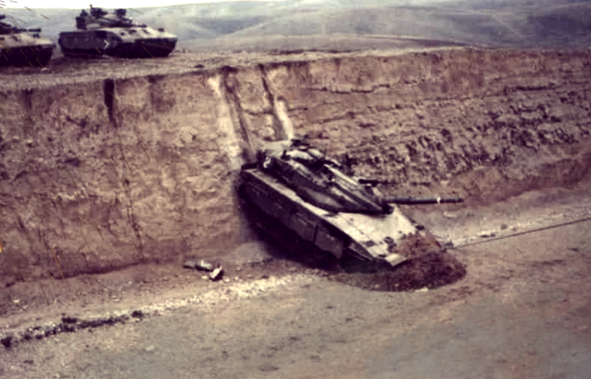 Основной танк израильской армии. Результаты плохого обзора водителя многотонной техники.
