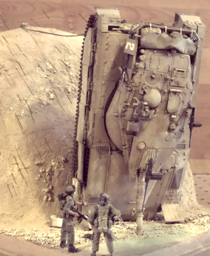 Игрушечная моделька упавшей с обрыва «Меркавы».