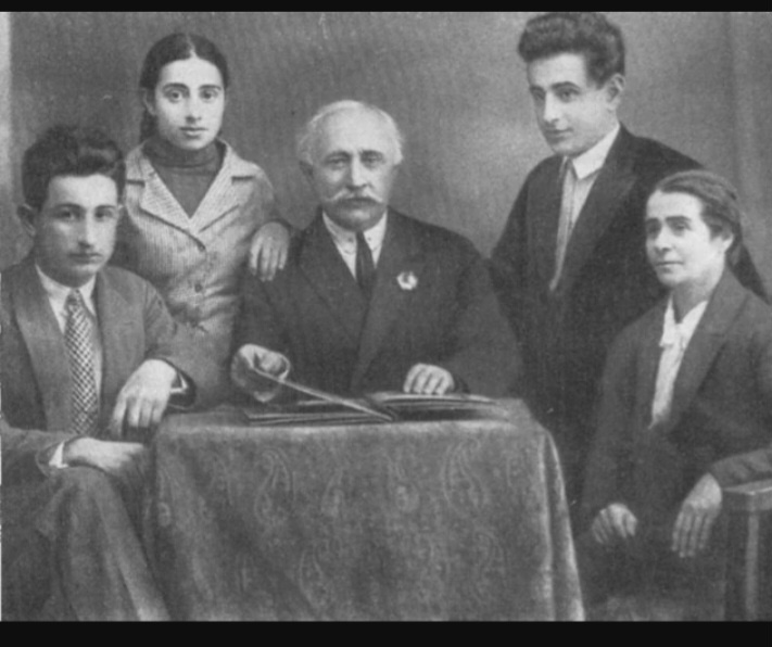 Автор, Дмитрий Гулиа,  в кругу семьи