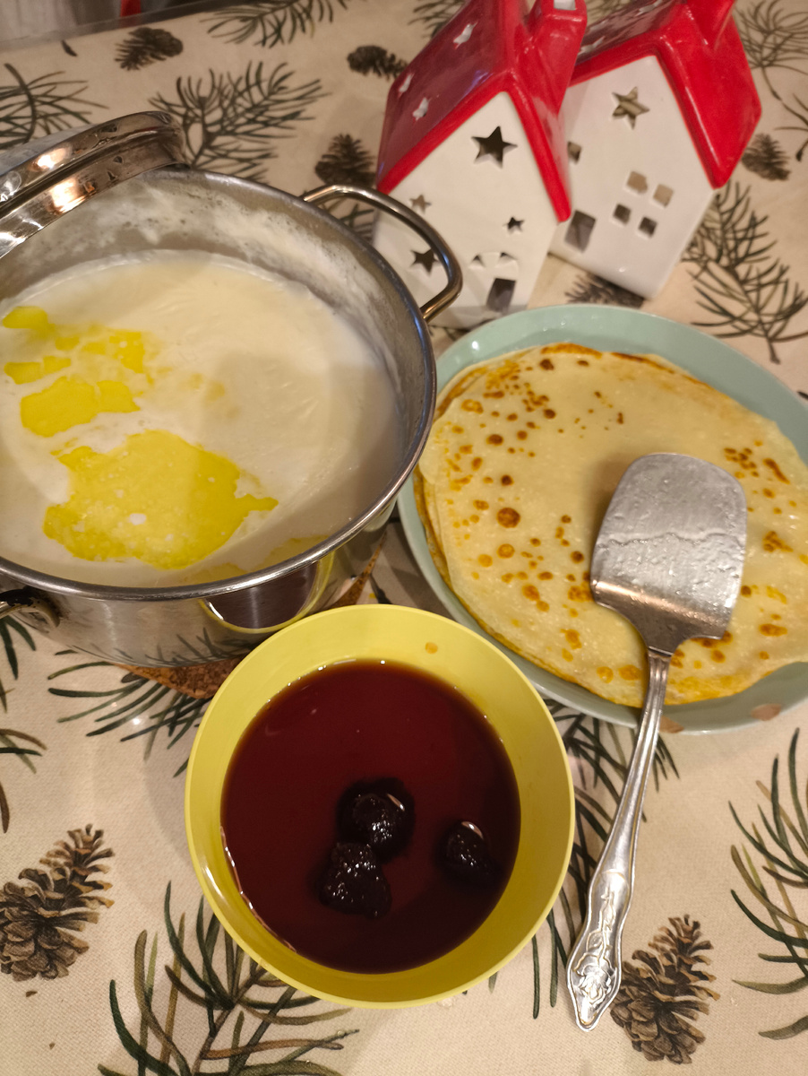 Кашка овсяная и блинчики, конечно клубничное варенье) 