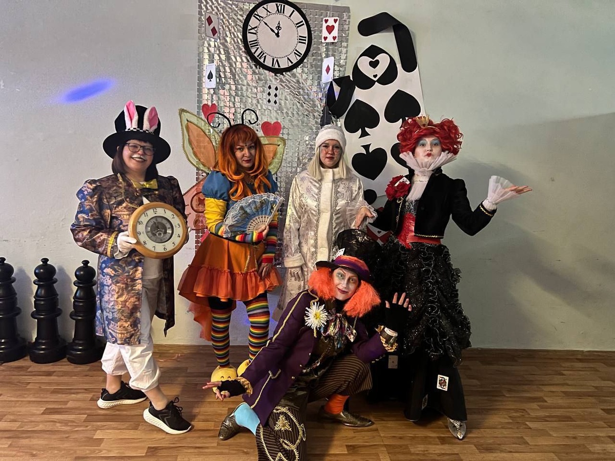 Актёры в образе перед выступлением 