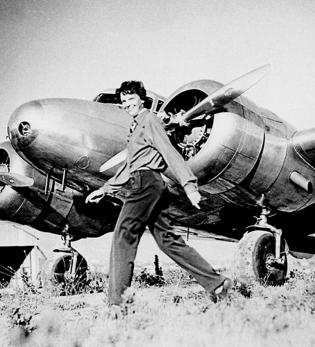 Амелия Эрхарт и штурман Фред Нунан исчезли над Тихим океаном при попытке совершить кругосветное путешествие на этом самолете Lockheed Electra 10e 2 июля 1937 года. Эксперты говорят, что еще слишком рано знать наверняка, соответствуют ли действительности утверждения о том, что обломки были найдены.