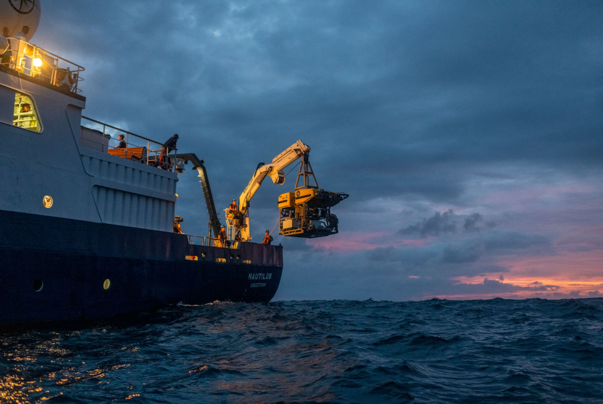 Дистанционно управляемый аппарат «Геркулес» поднимается из вод у острова Никумароро на палубу теплоходного судна «Наутилус» в 2019 году после дня поисков пропавшего самолета Амелии Эрхарт. Исследователи давно пытались разгадать тайну судьбы знаменитого авиатора.