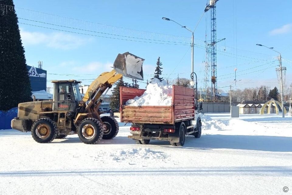    Уборка снега на пл. Сахарова. Источник: t.me/barnaul_org