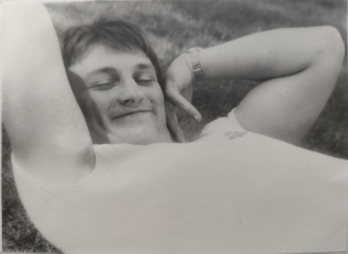 Загорает муженек )))