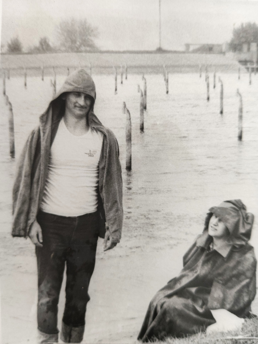 На рыбалке. Дождь. Это каналы с фонтанами местной ГРЭС