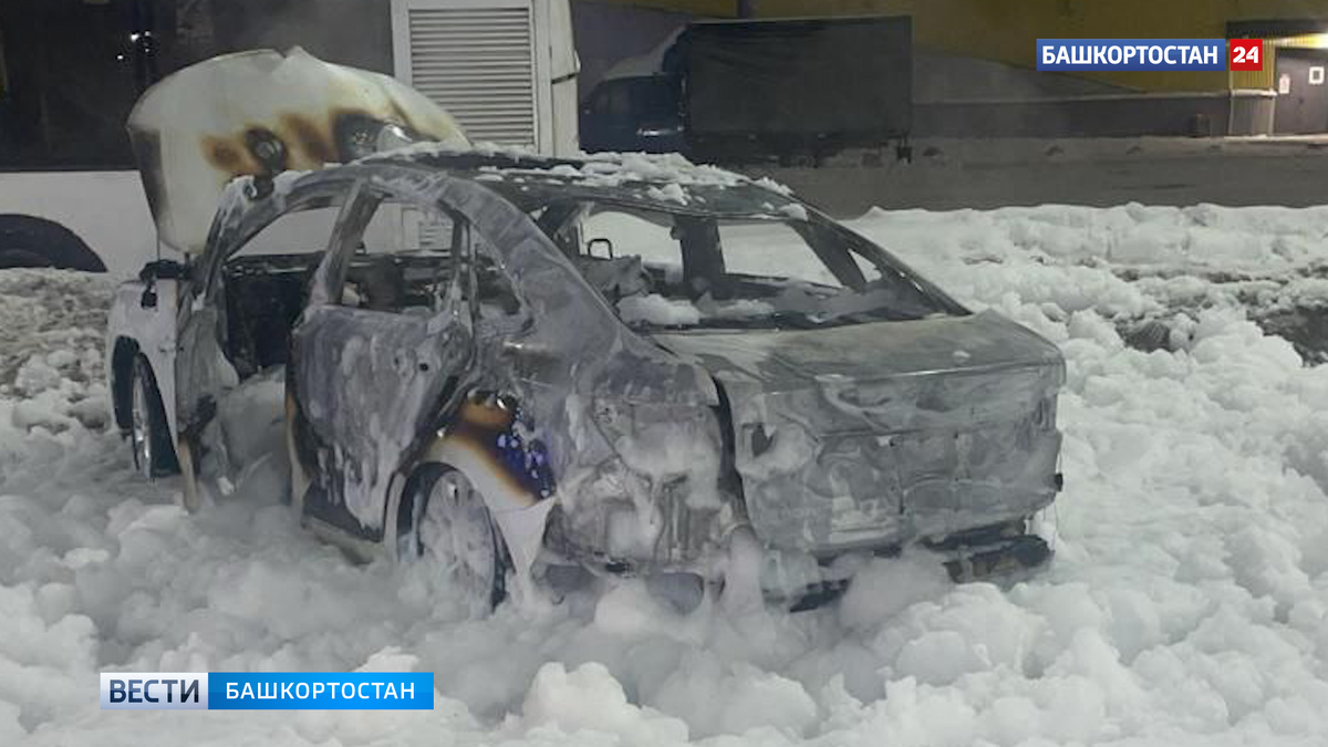    В Уфе ночью загорелась машина: хозяин авто получил тяжелые ожоги