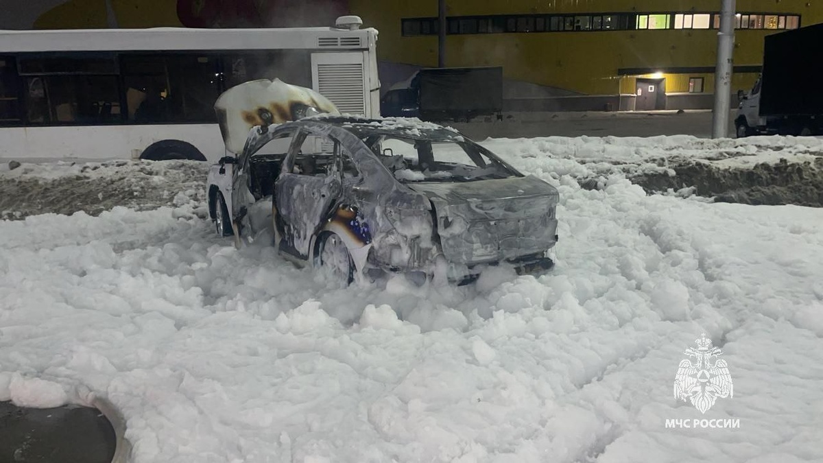    В Уфе ночью загорелась машина: хозяин авто получил тяжелые ожоги