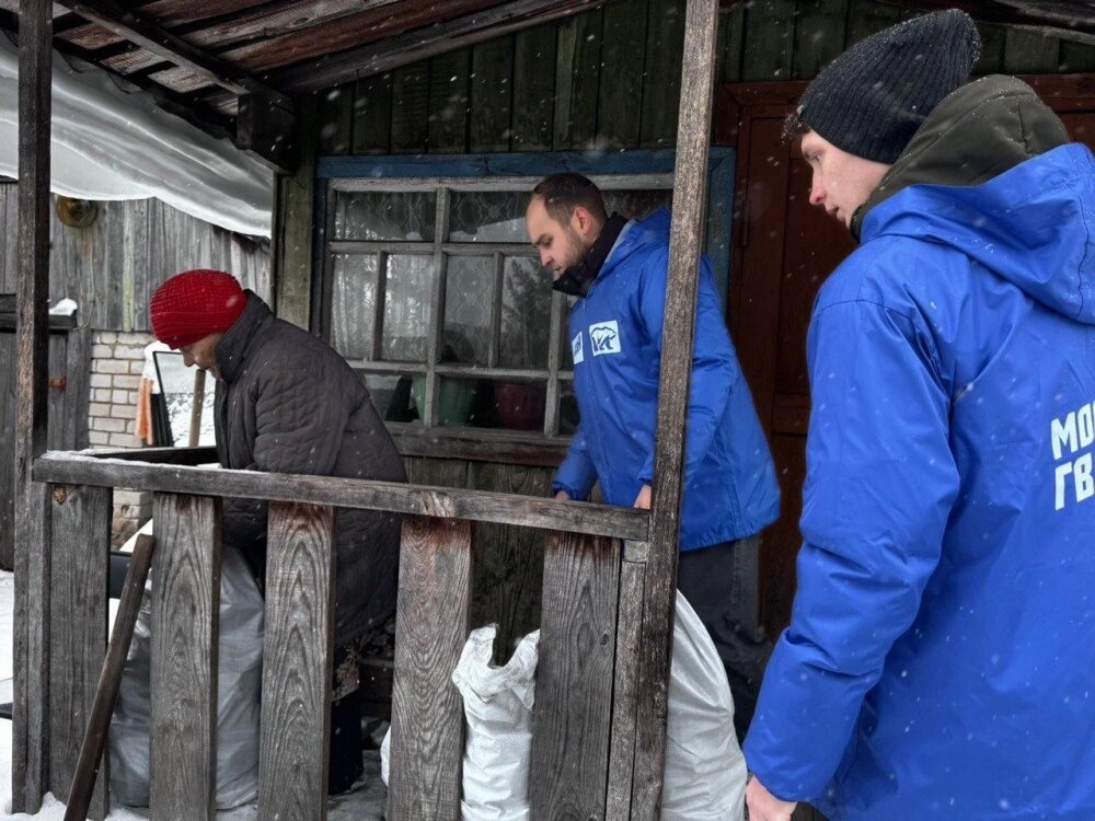    волонтеры доставили уголь и оказали помощь в бытовых делах. Фото: Министерство строительства и ЖКХ Алтайского края