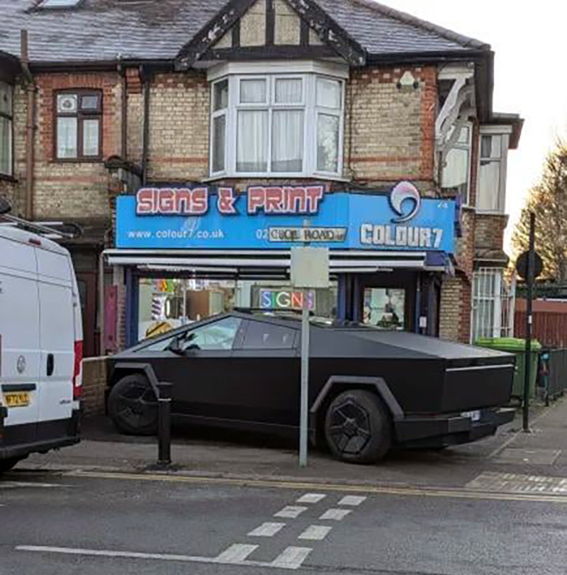 Как слон в посудной лавке (с)