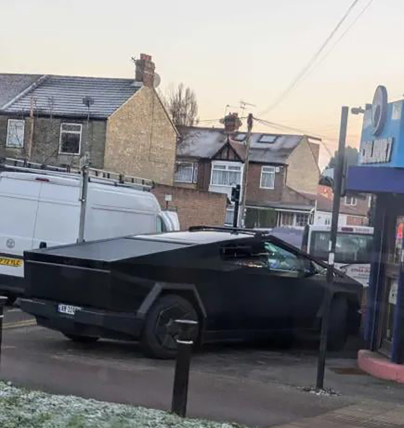 На улицах Лондона этот аппарат смотрится инопланетно