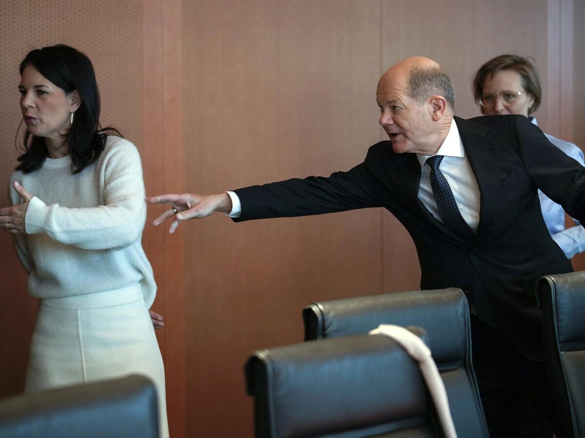    Канцлер Германии Олаф Шольц подает знак министру иностранных дел Германии Анналене Бербок перед заседанием кабинета министров в Берлине© AP Photo / Ebrahim Noroozi