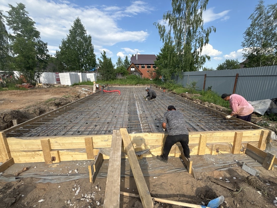 Строительство дома в Перми. Работает бригада строителей компании "Пионер".