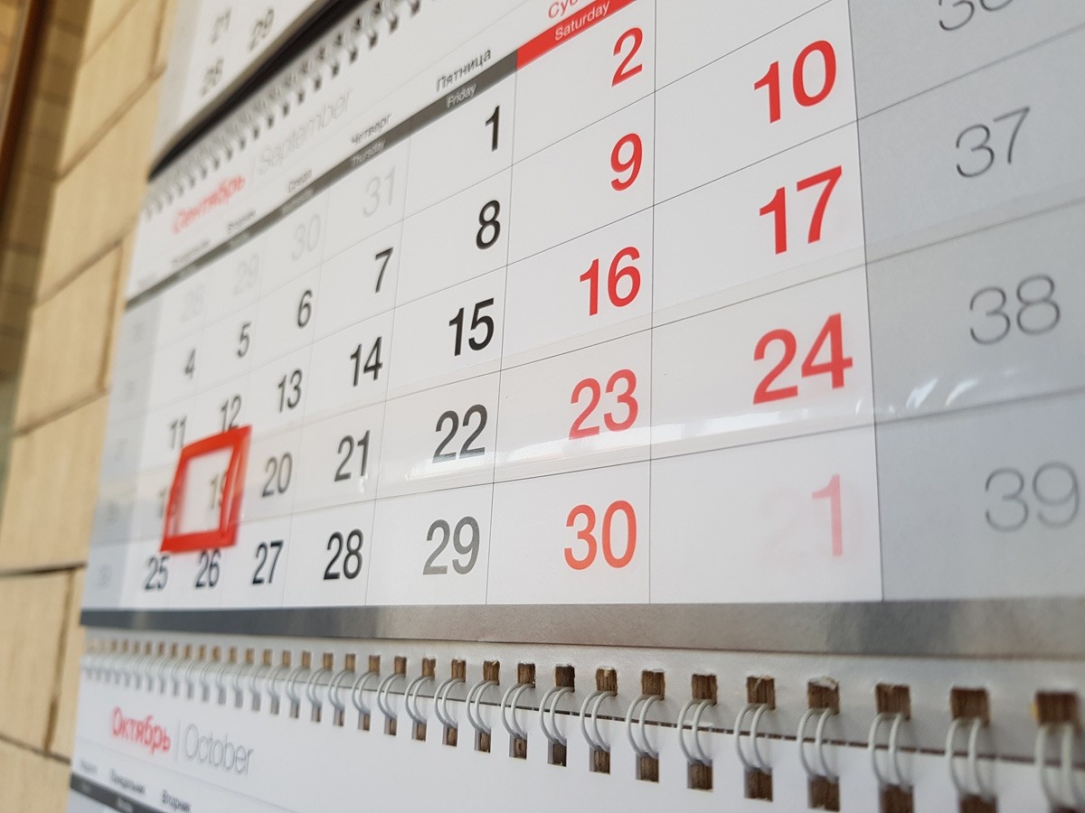 Даже календари все и всегда сделаны для нормальных людей - суббота и воскресенье отмечены красным🤷‍♀️