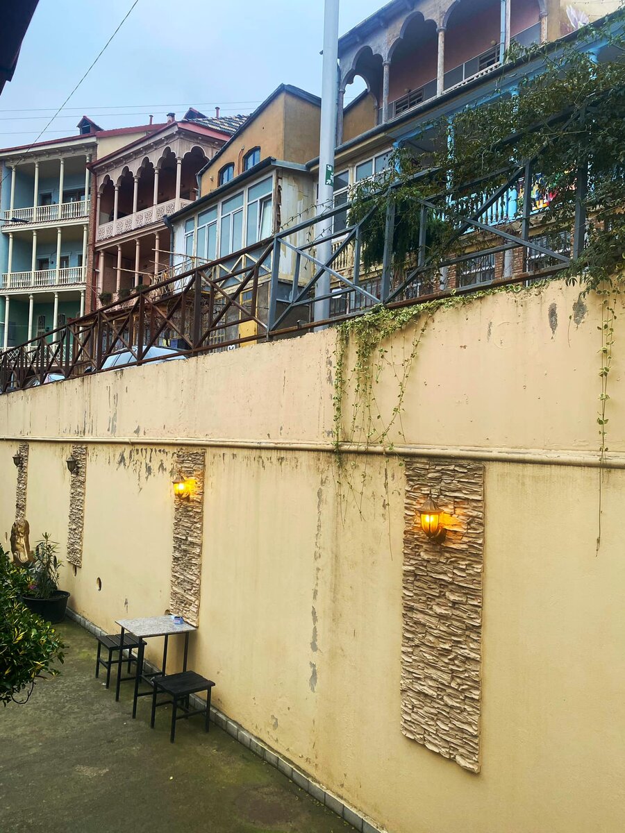 Двор нашей гостиницы Two Lions на улице Туманяна в старом городе