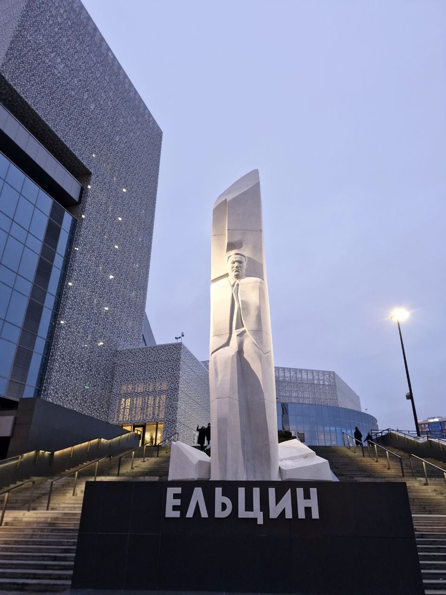 Здание центра снаружи. Листайте