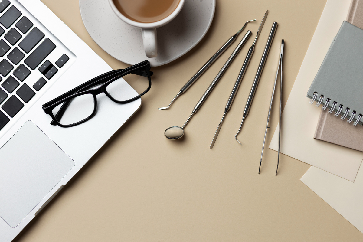 Источник изображения: https://www.freepik.com/free-photo/top-view-career-guidance-items-dentists_27641908.htm#fromView=search&page=2&position=12&uuid=8562cb8d-8178-4537-b7a7-5562f5984b88&query=%D1%81%D1%82%D0%BE%D0%BC%D0%B0%D1%82%D0%BE%D0%BB%D0%BE%D0%B3%D0%B8%D1%8F