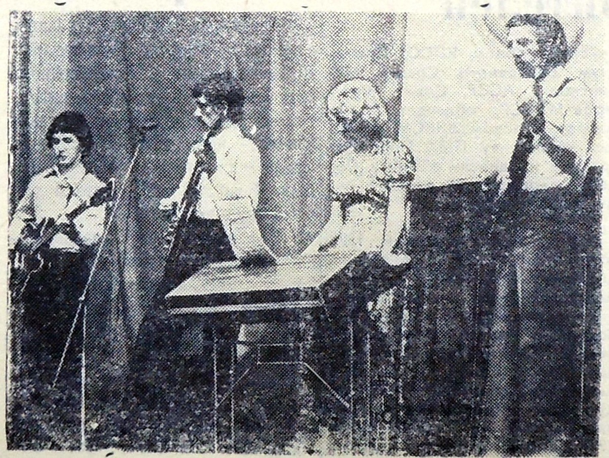 1978г. январь. Мариинский Посад. ансамбль «Русь» на сцене зала СГПТУ-11 выступает перед участниками слёта передовиков народного хозяйства района. Фото К. Прокопьев.