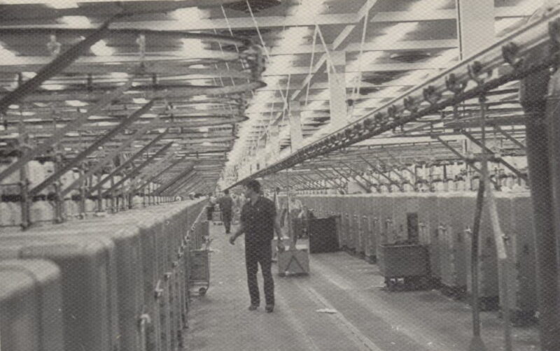    Общий вид прядильного цеха прядильно-ткацкой фабрики №3 Камышинского ХБК. 1971 год (фото А. Орел)