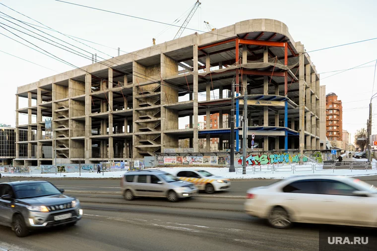 Одни знаковые недострои в городе сносят, другие — активно достраивают
Фото: Вадим Ахметов © URA.RU