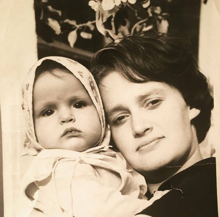 Александра Флоринская в детстве с мамой