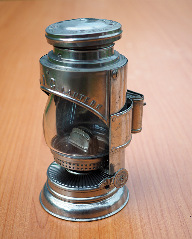 Керосиновый велосипедный фонарь  «IC Bicycle Lantern», изготовленный американской компанией Brass & Clock Co в 1899-1900 годах. Из коллекции Веломузея Андрея Мятиева.