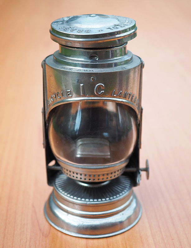 Керосиновый велосипедный фонарь  «IC Bicycle Lantern», изготовленный американской компанией Brass & Clock Co в 1899-1900 годах. Из коллекции Веломузея Андрея Мятиева.