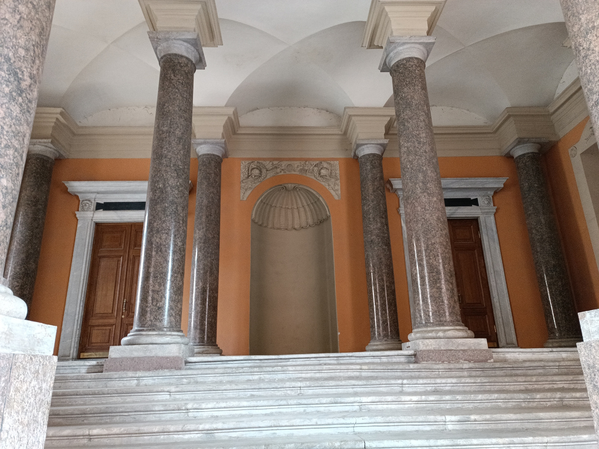 Лучше всего конечно остановиться здесь,но не пустят)