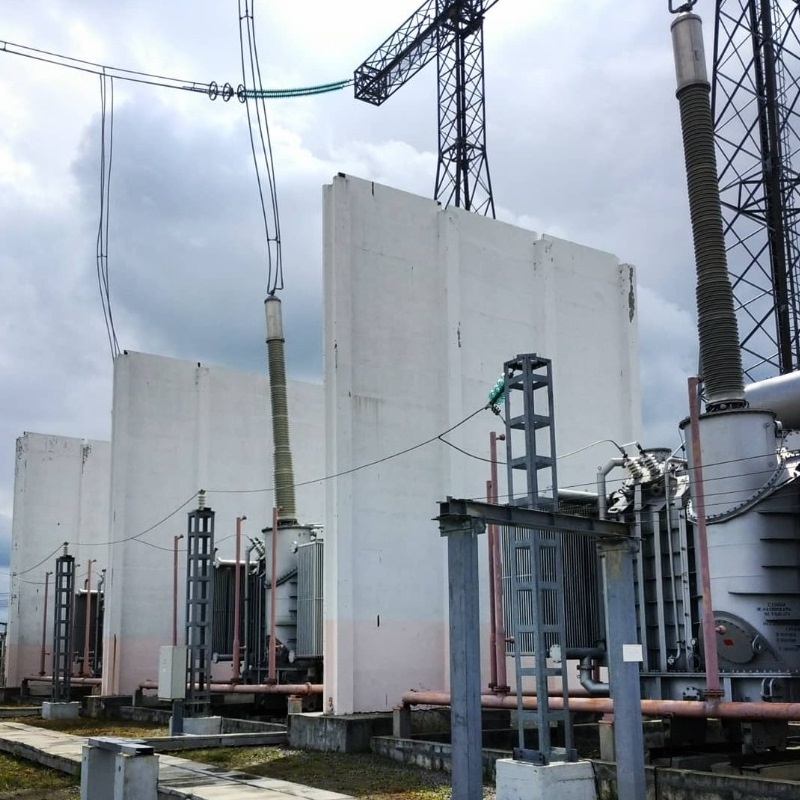 Группа ШР 750 кВ на ПС 750 кВ Киевская. Пожароопасность можно оценить по наличию противопожарных перегородок и систем автоматического пожаротушения