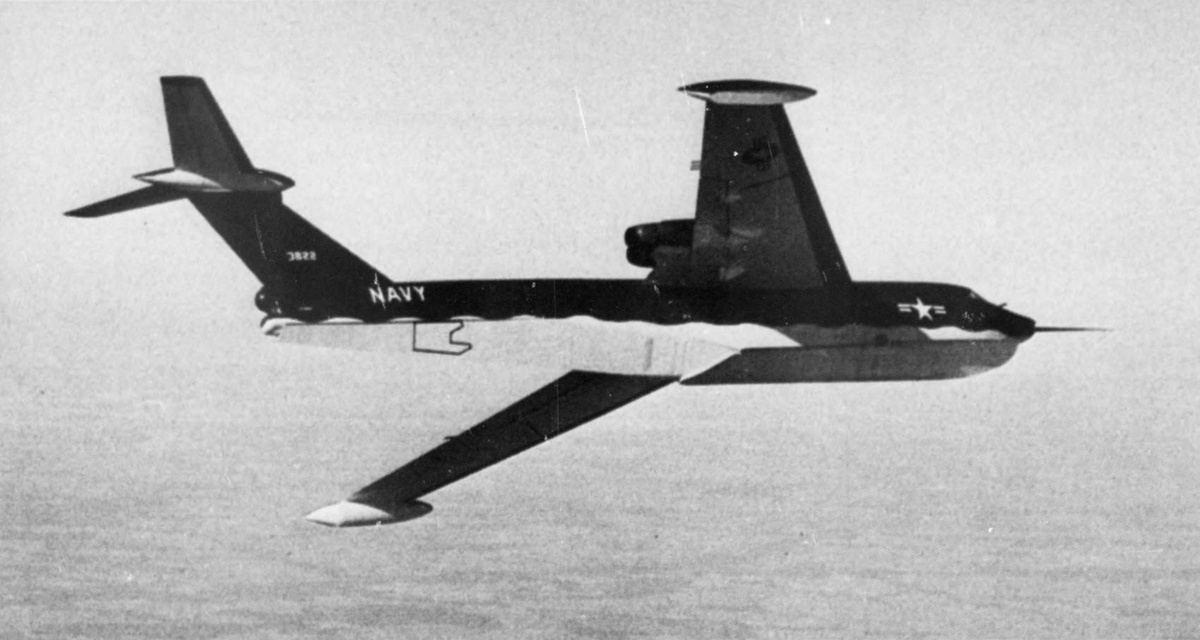 на данном снимке, на котором показана нижняя поверхность летающей лодки SeaMaster, показана вращающаяся створка бомбоотсека в центре корпуса. Черный контур в задней части корпуса – один из отклоняющихся аэродинамических тормозов, которые во время перемещения по воде использовались в качестве рулей направления или для торможения гидросамолета. Снимок компании Martin
