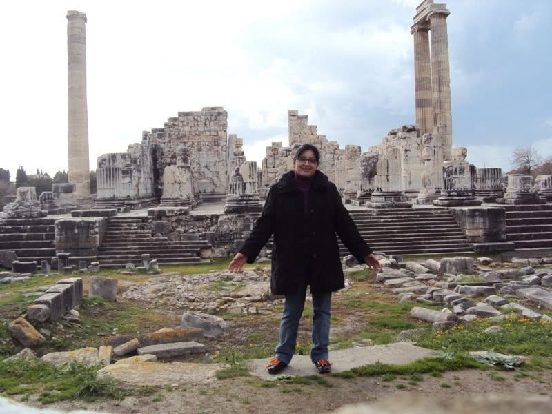 На фоне руин храма Аполлона