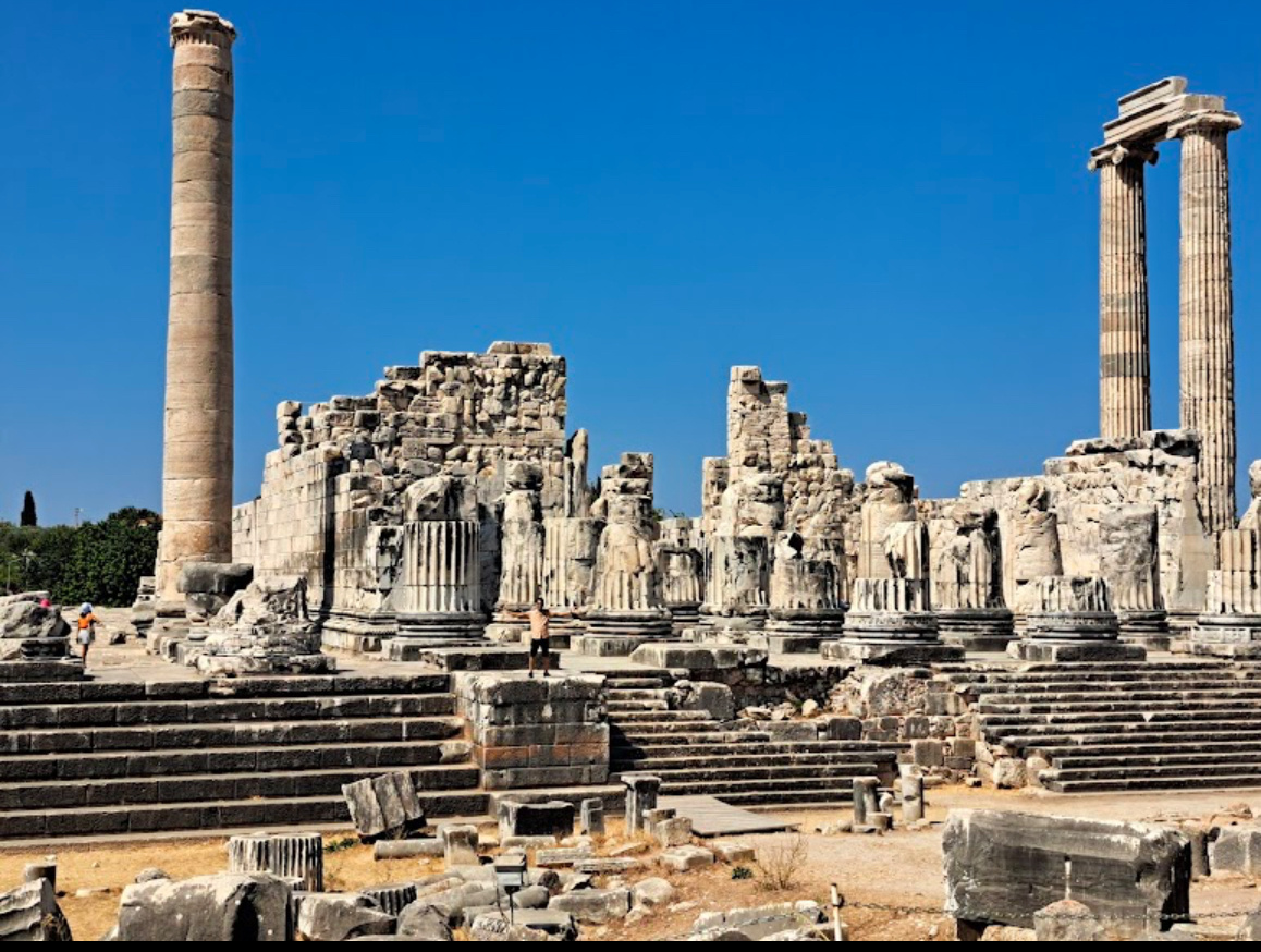 Руины храма Аполлона у города Дидим, Турция.